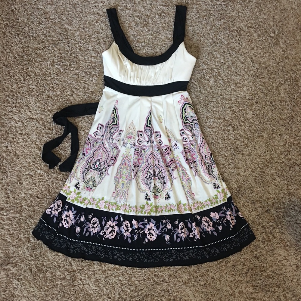 Trixxi Dress - Picture 6 of 16